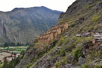 Peru - Ollantaytambo, archeologická lokalita Pinkuylluna, incké sýpky