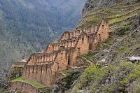 Peru - Ollantaytambo, archeologická lokalita Pinkuylluna, incké sýpky