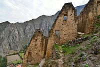 Peru - Ollantaytambo, archeologická lokalita Pinkuylluna, incké sýpky