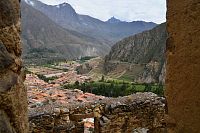 Peru - Ollantaytambo, výhled na město z lokality Pinkuylluna