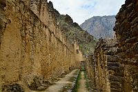 Peru - Ollantaytambo, archeologická lokalita Pinkuylluna, incké sýpky