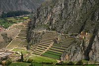 Peru - Ollantaytambo, výhled na hlavní archeologickou lokalitu od Pinkuylluna