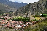 Peru - Ollantaytambo, výhled na hlavní archeologickou lokalitu od Pinkuylluna