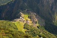 Peru - výhled z hory Machu Picchu, přiblížené ruiny