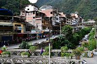 Peru - Machupicchu Pueblo, řada na lístky na autobus k ruinám