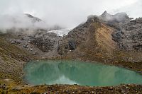 Peru - pohoří Huaytapallana, laguna u stezky od laguny Hatunqucha k ledovci Huaytapallana