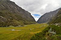 Peru - Národní park Huascarán, údolí u silnice Punta Olimpica