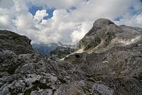 Slovinsko - Julské Alpy: stezka od sedla Vrata k chatě Zasavska koča na Prehodavcih, pohled k Poprovci