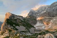Slovinsko - Julské Alpy: chata Zasavska koča na Prehodavcih, večerní pohled k Jezeru pod Vršacem