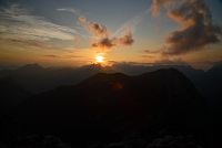 Slovinsko - Julské Alpy: chata Zasavska koča na Prehodavcih, západ slunce