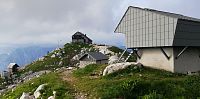 Slovinsko - Julské Alpy: chata Zasavska koča na Prehodavcih, vlevo kadibudka, nahoře chata, uprostřed elektrocentrála, vpravo v popředí bivak