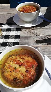 Rakousko - Vysoké Taury: Hagener Hütte, polévka Kaspressknödelsuppe