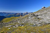 Rakousko - Vysoké Taury: horní stanice lanovky Ankogelbahn a pod ní chata Hannoverhaus