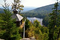 Německo - Bavorský les: výhled od Roklanské kaple (Rachelkapelle) na Roklanské jezero