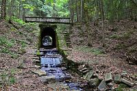 Německo - Bavorský les: stezka od Tummelplatz k Finsterau, propustek historické lesní železnice