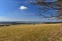 Bílé Karpaty: výhled ze zelené turistické trasy Pod Bučníkem