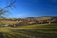 Bílé Karpaty: výhled ze žluté turistické stezky na obec Komňa