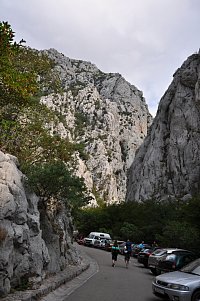 Chorvatsko - Velebit: parkoviště na začátku kaňonu Velika Paklenica