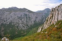 Chorvatsko - Velebit: pohled na kaňon Velika Paklenica ze sestupové stezky