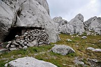 Chorvatsko - Velebit: úkryt vojáků u vrcholu Tulove Grede