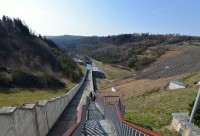 Přehrada Slezská Harta: schody k budově elektrárny kolem přepadu