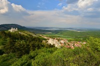 Pálava: Sirotčí hrádek a obec Klentnice ze Stolové hory