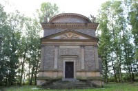 Hrobka rodu Daubků v Litni. Za Wiiehlovou novorenesanční architekturou.