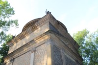 Hrobka nese typické prvky novorenesance.