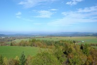 Pohled na severovýchod s částí Horního Slavkova vlevo uprostřed a Doupovskými horami vpravo