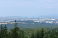 Pohled na chebské sídliště Zlatý vrch a železniční viadukt s masivem Slavkovského lesa v pozadí