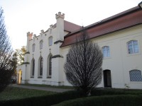 Sokolnice, severní křídlo zámku s kaplí pohledem z parku.