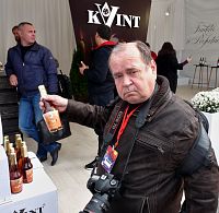 Kvint je proslulý výrobce moldavského brandy, kterému zde říkají "divine"