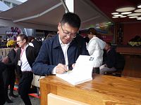 Náš čínský kolega, vinařský odborník, podepisuje svou knihu