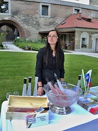 Zástupkyně Turistického úřadu v Mariboru na přehlídce vín v Praze. Víno před ní pochází z nejstaršího plodícího keře révy vinné s názvem Stara Trta