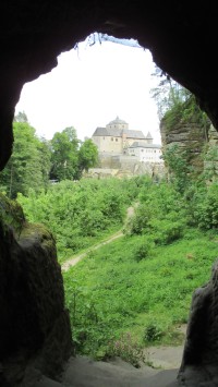 pohled ze vchodu skalního bytu na hrad Kost