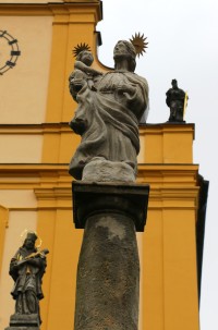 barokní sochy před kostelem