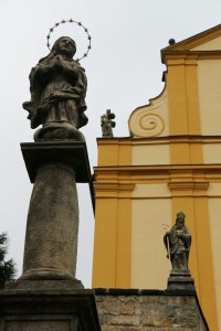 barokní sochy před kostelem