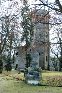 nepřístupný zámeček Slavín-dnes budhist.meditační centrum