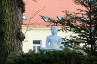 nepřístupný zámeček Slavín-dnes budhist.meditační centrum