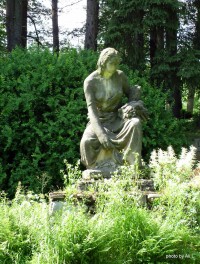 Další sochou v jablunkovském​ parku je málo známá Socha Sedící žena, V. Makovského označovaná někdy za bohyni plodnosti.