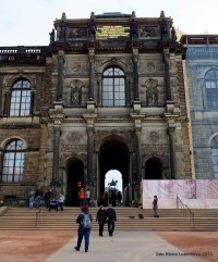 V bráně vidíme sochu Johann na Theaterplatz