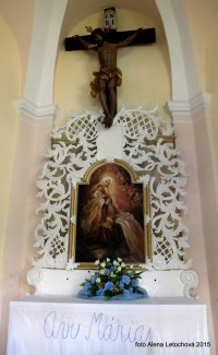 Zařízení kapličky tvoří barokní oltář s obrazem Panny Marie Karmelitské. Nad oltářem se nachází velký krucifix z 18. století.
