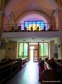 Mistr Havrila osadil vitrážemi nová obrovská okna kostelních vchodů. 