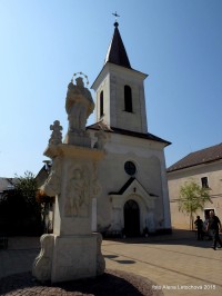 Františkánský kostelík sv.Juraja a před ním socha sv.Jana Nepomuckého