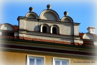 Architekti se obrátili pro inspiraci do české renesance, o čemž vypovídají četné římsy, štíty, čučky a sgrafita, jimiž jsou domy vyzdobeny.
