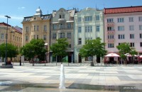 V červnu 2007 byla dokončena generální rekonstrukce Masarykova náměstí. Plocha asi 9500 m byla vydlážděna žulovými dlaždicemi. Do dlažby jsou vsazeny mosazné desky s třiceti nejvýznamnějš​ími milníky z historie Ostravy. 