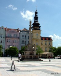 Další dominantou Masarykova náměstí je mariánský sloup z 18. století.
