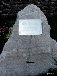 Památník před jeskyní připomíná pobyt Járy Cimrmana  - Jeskyně Na Špičáku 2012