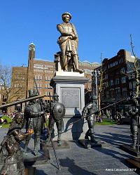 U Rembrandtovy sochy na Rembrandtplei​n (Rembrandtovo​ náměstí) u příležitosti oslav jeho 400 narozenin v roce 2006 bylo dle obrazu " Noční hlídka" rozestaveno bronzové sousoší.