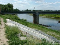 U hraničního mostu je nástupní místo pro vodáky.